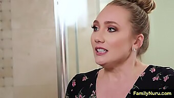 העיסוי האירוטי של Aj Applegate עם אבא במקלחת