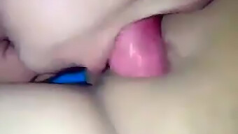 Lidenskabeligt Kys Og Deep Throat Action I Moden Sex Tape