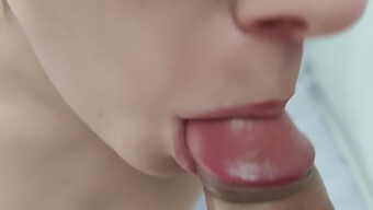 เด็กวัยรุ่นสมัครเล่นให้ Pov Blowjob ด้วยความกระตือรือร้น