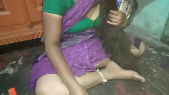 Desi Tante'S Harige Poesje En Plassen In Indiase Video