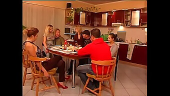 Un Film Pornografic Cu O Familie De Modele Cu Funduri Și Sâni Mari