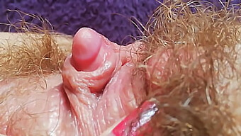 Intensive Pov-Masturbation Mit Einem Großen Kitzler Und Einer Nassen, Haarigen Muschi Bis Zum Spritzen