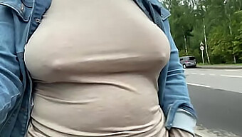 Aventure En Plein Air Desi Avec Une Femme Mature Exposant Ses Gros Seins Tombants En Public