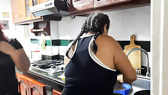 Eu Fodo A Empregada Enquanto Minha Madrasta Cozinha